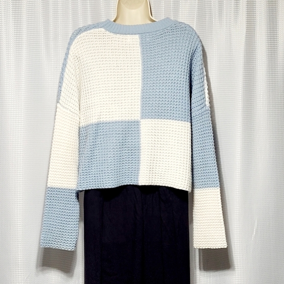 Blue & White Colorblock Cropped Oversized Waffle Knit Sweater Women's (XL - 1X) - Picture 4 of 8